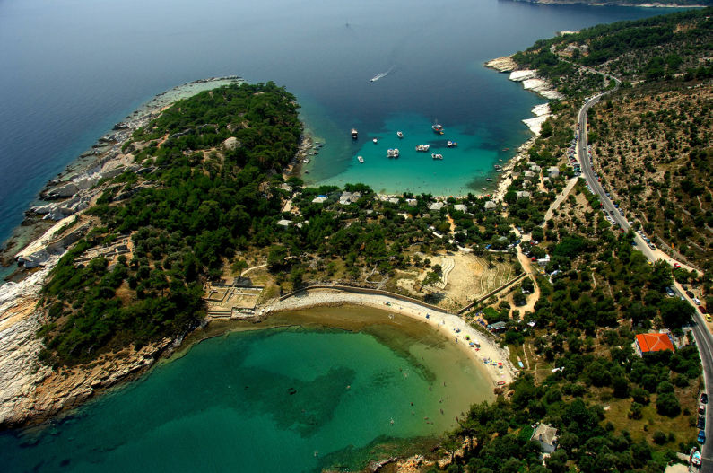 This is one of the most popular beaches in Thassos, complete with a small archeological site (visible on the left of the picture). Both beaches are equally great so you can choose the one that best suits your tanning schedule ! Thassos - Alyki